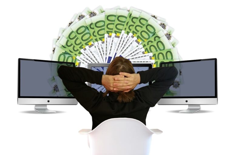 Personne utilisant un ordinateur pour ouvrir un compte bancaire en ligne