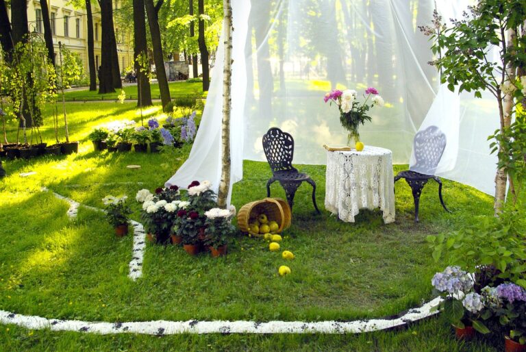 Jardin aménagé avec des plantes et des espaces de détente