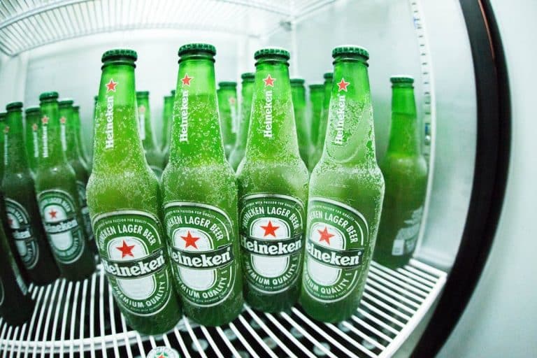 Bière Heineken servie dans un verre au bord d'une table en terrasse