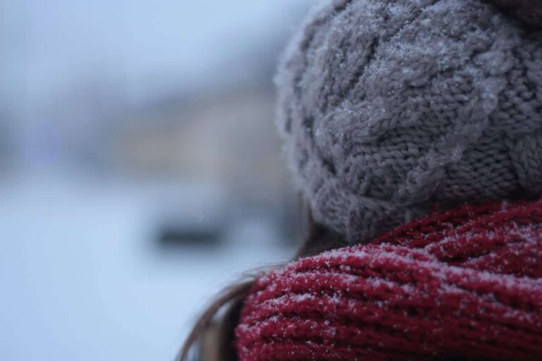 Bonnet chaud en laine porté lors d'une balade hivernale enneigée