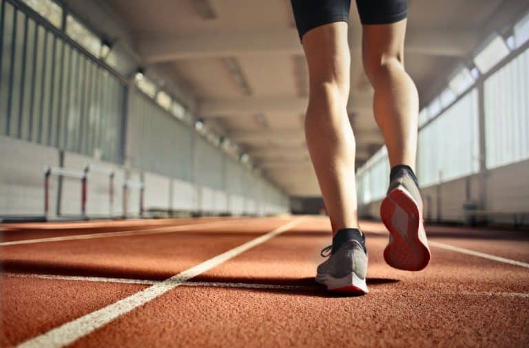 Baskets de fitness modernes avec technologies avancées pour performances sportives