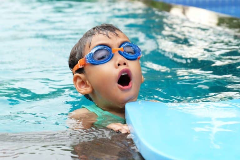 Enfants jouant dans une piscine pendant une journée ensoleillée d'été