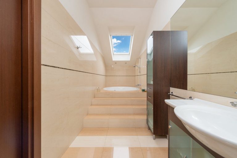 Préparation des outils pour installer un rideau électrique Velux