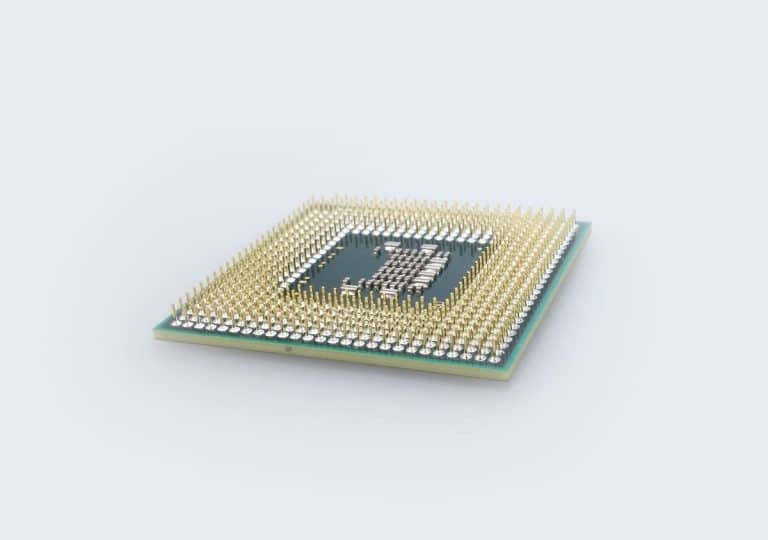 Processeur Intel Core i3 sur un bureau avec accessoires d'étude