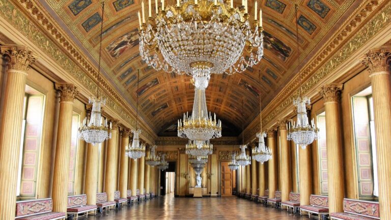 Salle de réception prête pour un événement festif