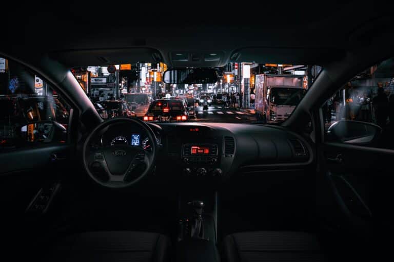 Chauffeur privé attendant un client à Rennes dans un cadre urbain
