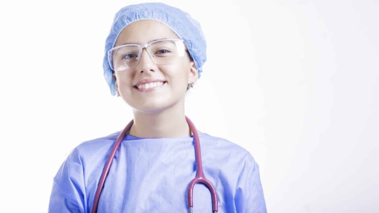 Médecin de garde prêt à aider en cas d'urgence médicale