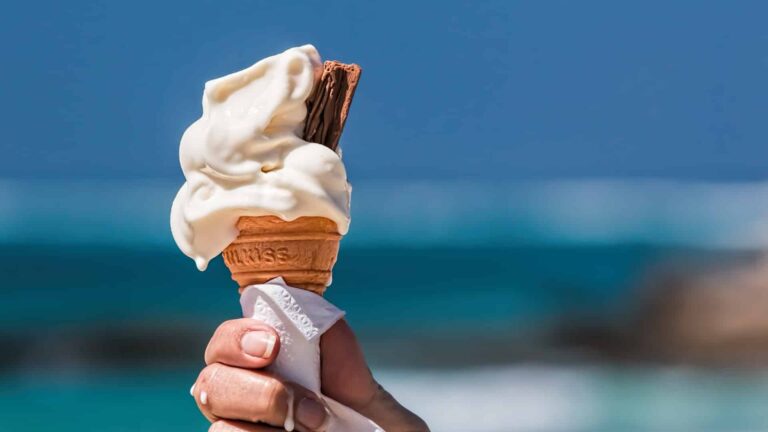 Machine à glace italienne en fonctionnement avec des glaces colorées