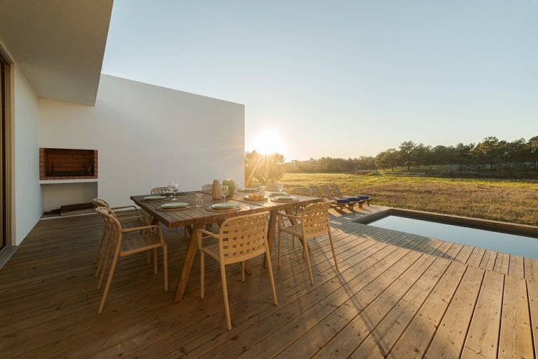 Terrasse ombragée avec un parasol pour se protéger du soleil