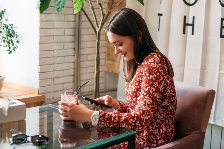 Diverses applications de rencontres sur un smartphone avec des profils visibles