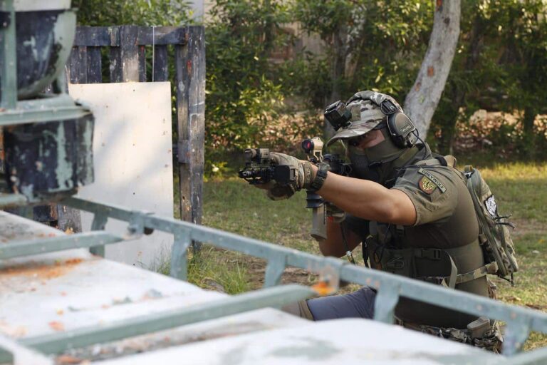 Joueurs d'airsoft s'amusant sur le terrain en pleine action