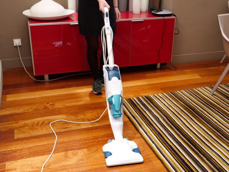 Balai laveur Rowenta Clean & Steam en action sur un sol propre