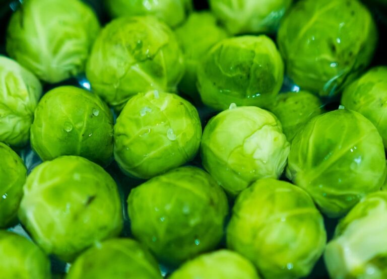 Choux de Bruxelles prêts à être cuisinés sur un plan de travail