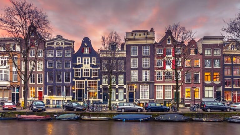 canaux d'Amsterdam bordés de maisons colorées et de vélos stationnés