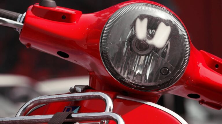 Scooter électrique vintage au design chic et éco-responsable