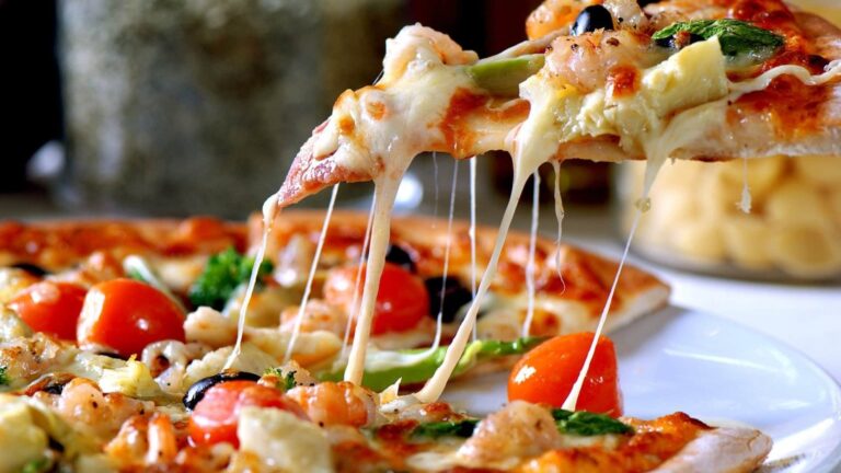 pizzas savoureuses préparées par des experts en cuisine