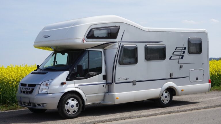 Camping-car sur un chemin, symbole de voyages en toute sécurité