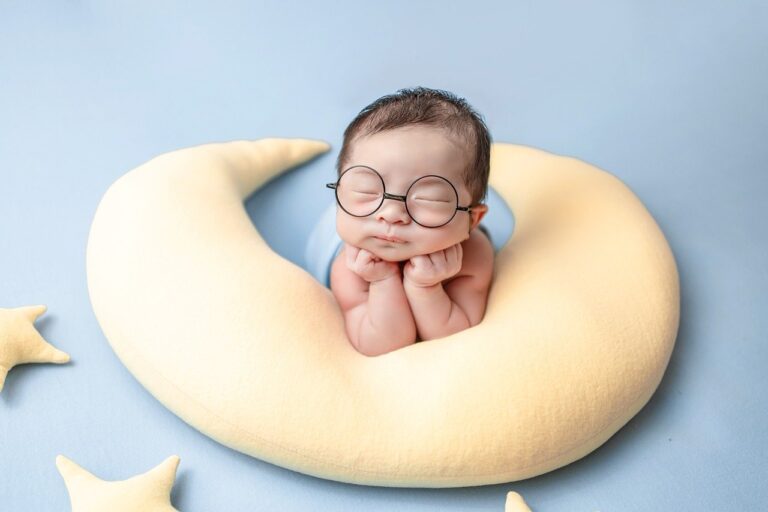 Faire-part de naissance créatif avec des éléments joyeux et colorés