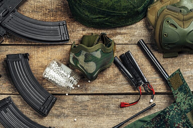 Joueurs d'Airsoft en action sur un terrain extérieur en 2023