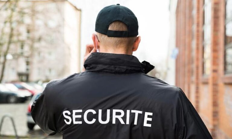 Agent de sécurité surveillant les lieux d'une entreprise