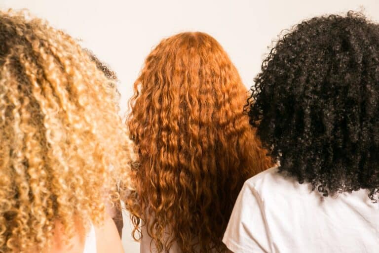 Femme avec de longs cheveux brillants en pleine séance de soins capillaires