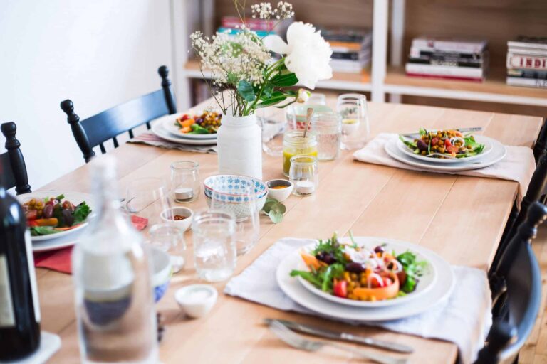 table garnie pour un repas convivial avec des invités