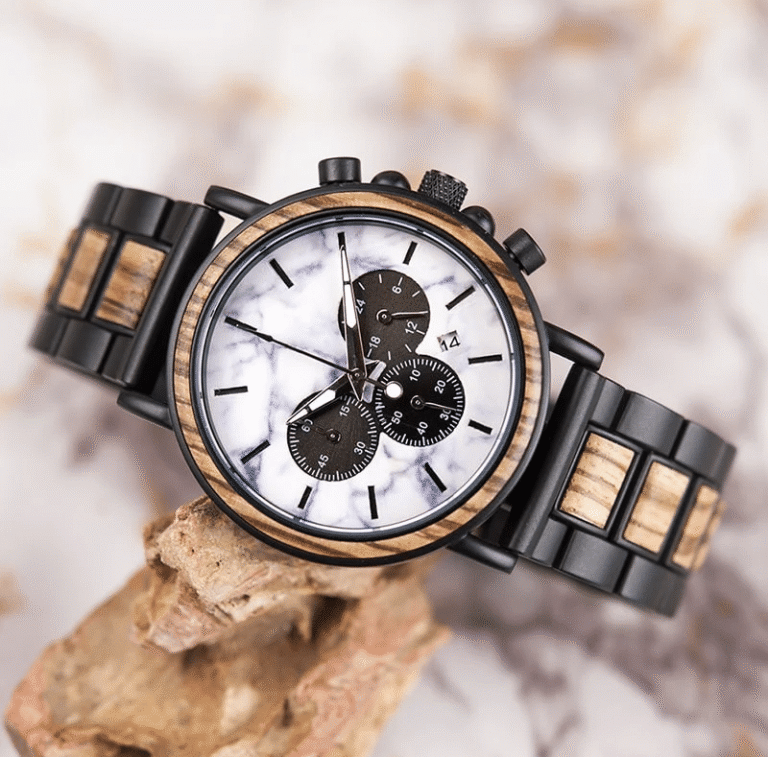 Montre en bois élégante sur fond naturel et écologique