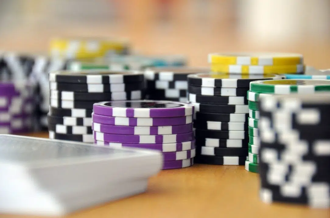 Cartes et jetons de poker