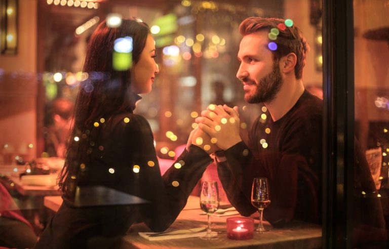 Signe d'attirance masculine avec questions et sourire chaleureux