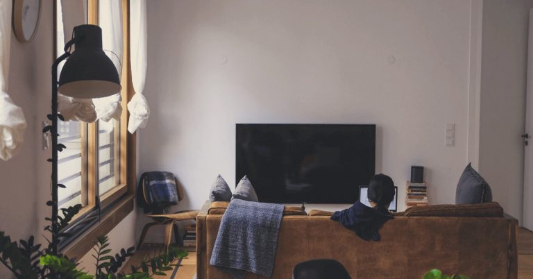 Un groupe de personnes consultant des annonces immobilières à Londres