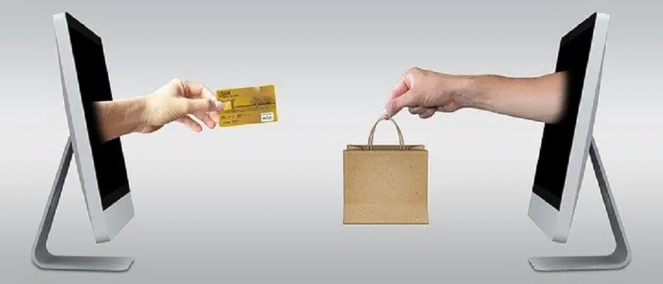 Une carte de crédit et un sac