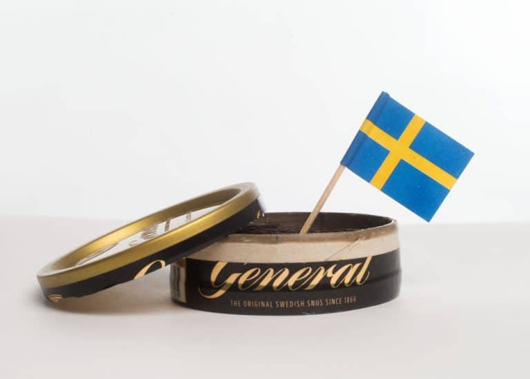 Boîte de snus suédois avec différents arômes et saveurs