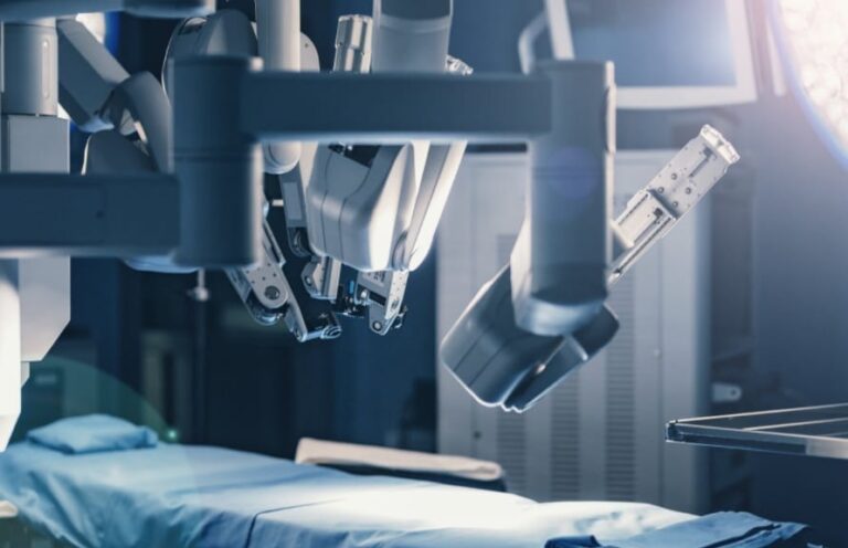 Robots chirurgicaux en action dans un bloc opératoire français
