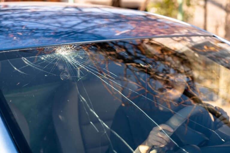 Les étapes à suivre pour réparer un impact sur son pare-brise