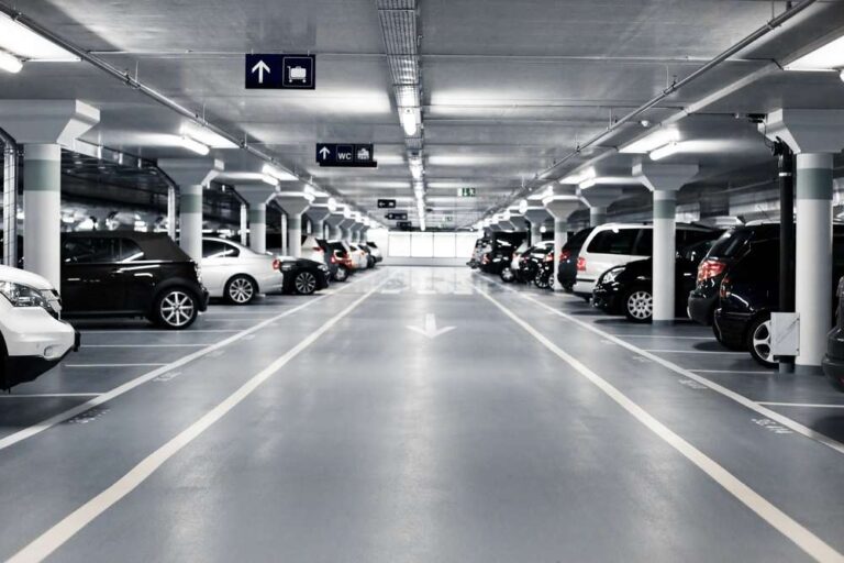 Parking sécurisé avec plusieurs places pour voitures