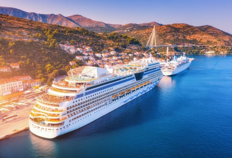Vue aérienne de grands navires de croisière au coucher du soleil