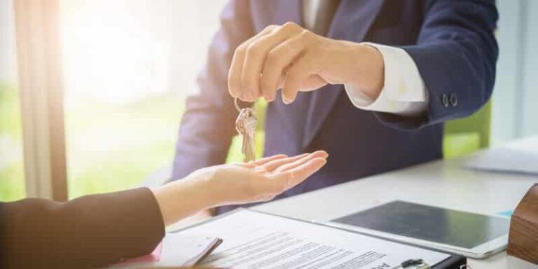 courtier immobilier aidant des clients dans une agence immobilière