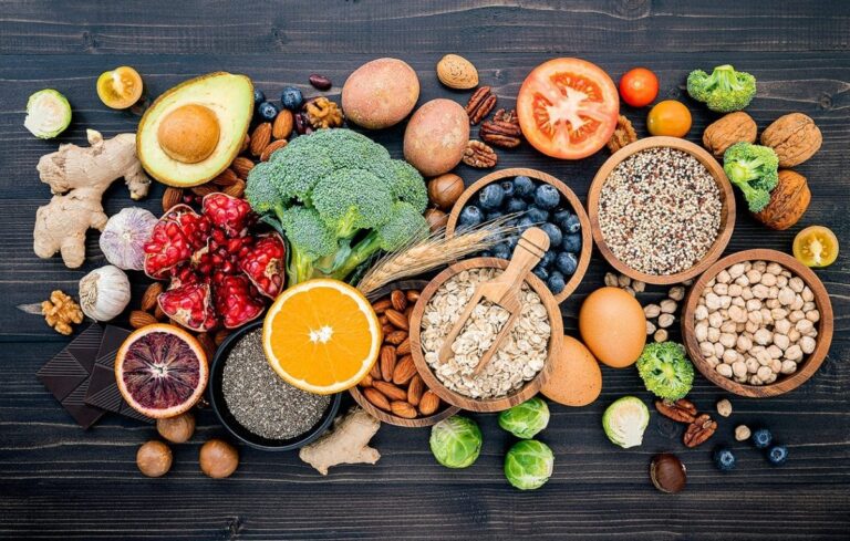 Assiette colorée de fruits et légumes frais pour une alimentation saine