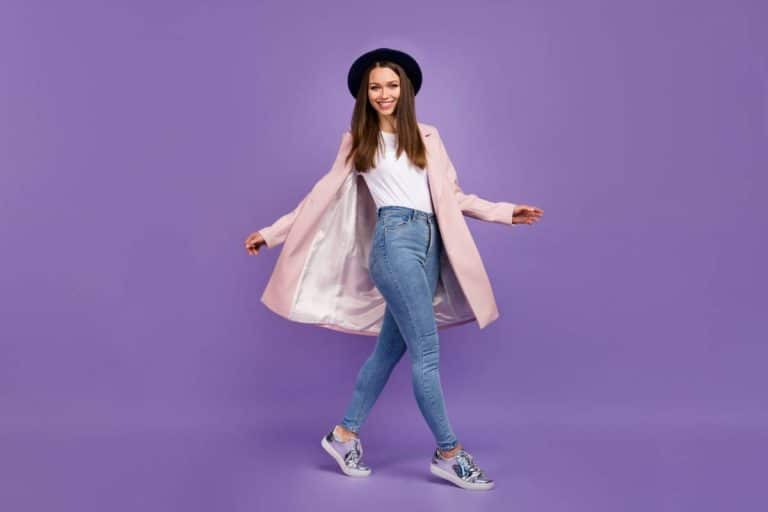 Manteau assorti à une tenue élégante et moderne