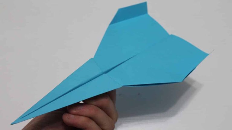 Différents modèles d'avions en papier prêts à être lancés