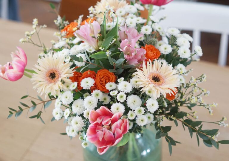 Bouquet de fleurs colorées livré par Monsieur Marguerite