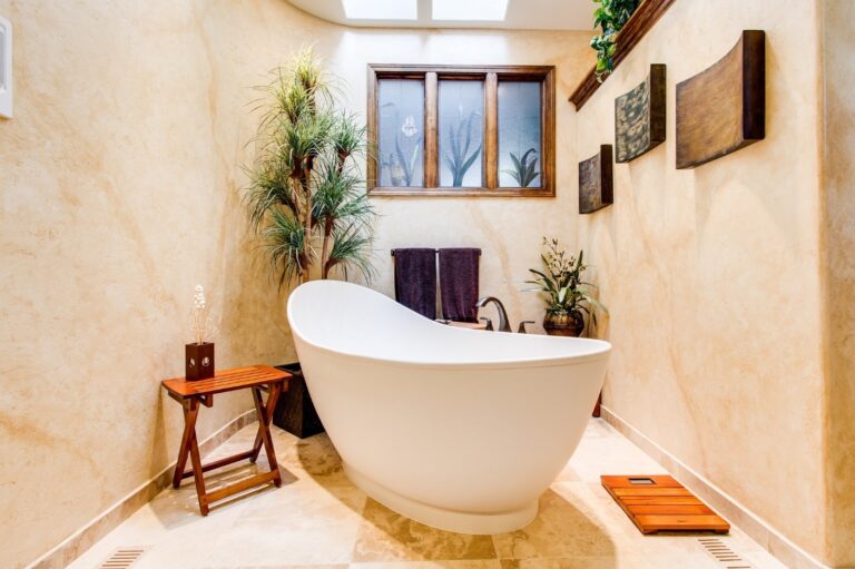 Baignoire avec eau stagnante et accessoires de débouchage