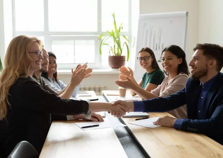 Professionnel accompagnant un client lors d'un bilan de compétences à Arles