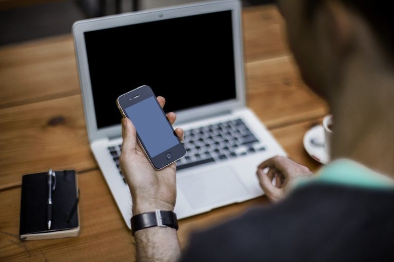 Logiciel espion mSpy avec interface utilisateur sur un smartphone
