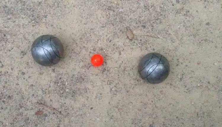 Photo de boules de pétanque et but