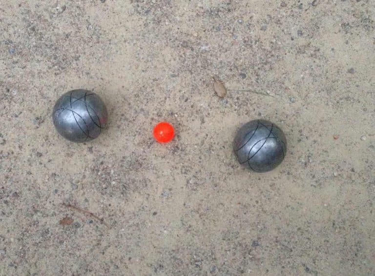 Photo de boules de pétanque et but