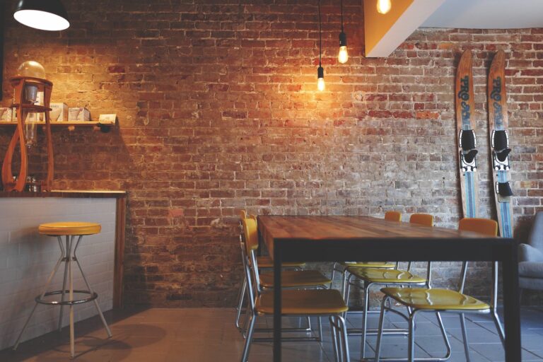 Mur en briques avec mobilier moderne et élégant dans un intérieur de luxe