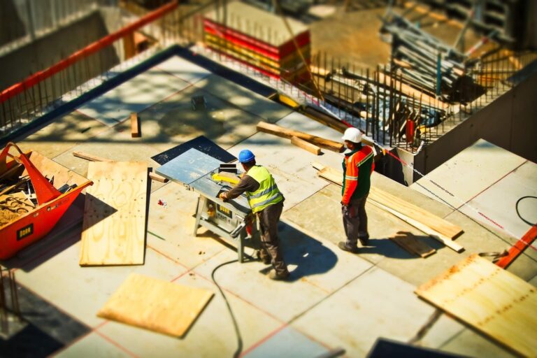 Travaux de décoration intérieure en marbre dans une maison élégante
