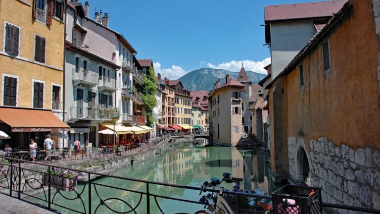 Vue panoramique d'Annecy avec ses montagnes et son lac