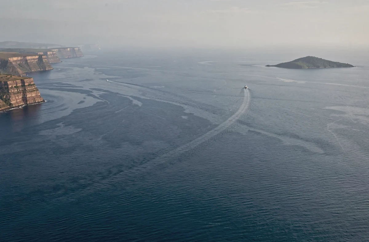 Vue aérienne du canal du Mozambique montrant les distances entre la côte africaine continentale et l'île de Mayotte
